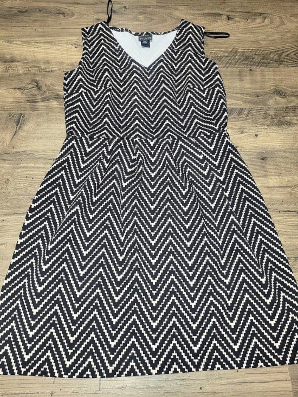 En Focus Geometric Mini Dress in Black & Pink Size Medium (8)